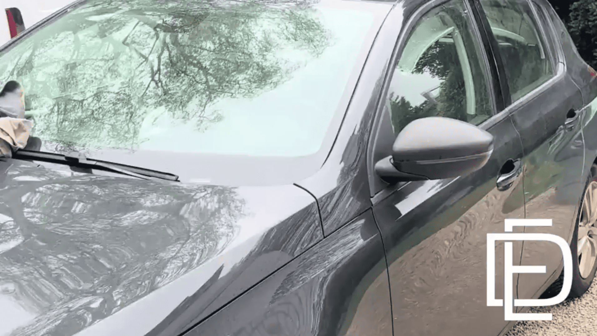 Toit Peugeot 308 grêlé en cours de débosselage sans peinture pour un client de Doullens
