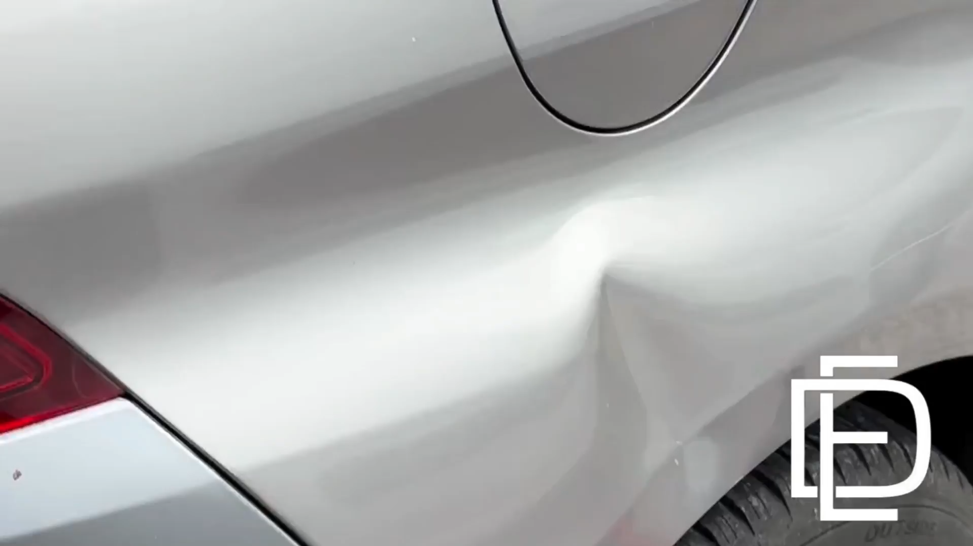 Aile arrière Peugeot 208 en cours de débosselage sans peinture pour un client d'Abbeville
